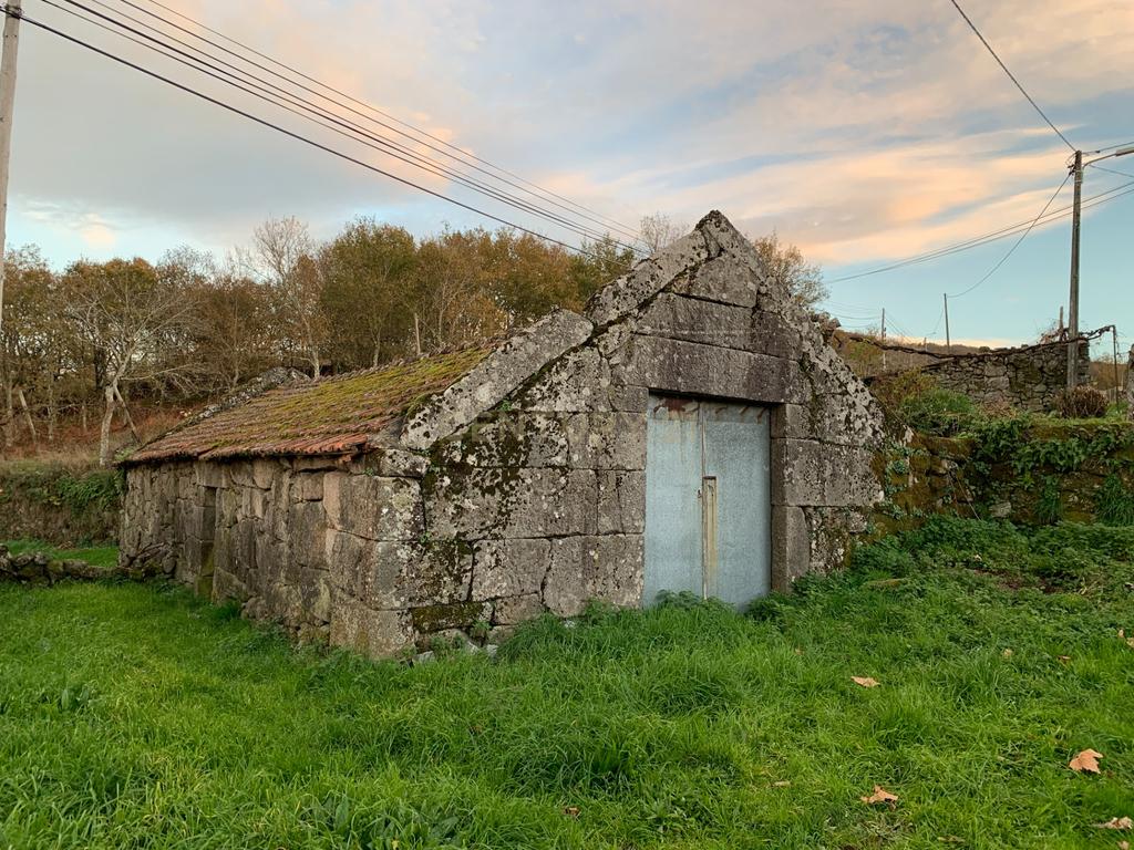 Casa em pedra na zona do Geres com churrasqueira e jardim interior - Image 10